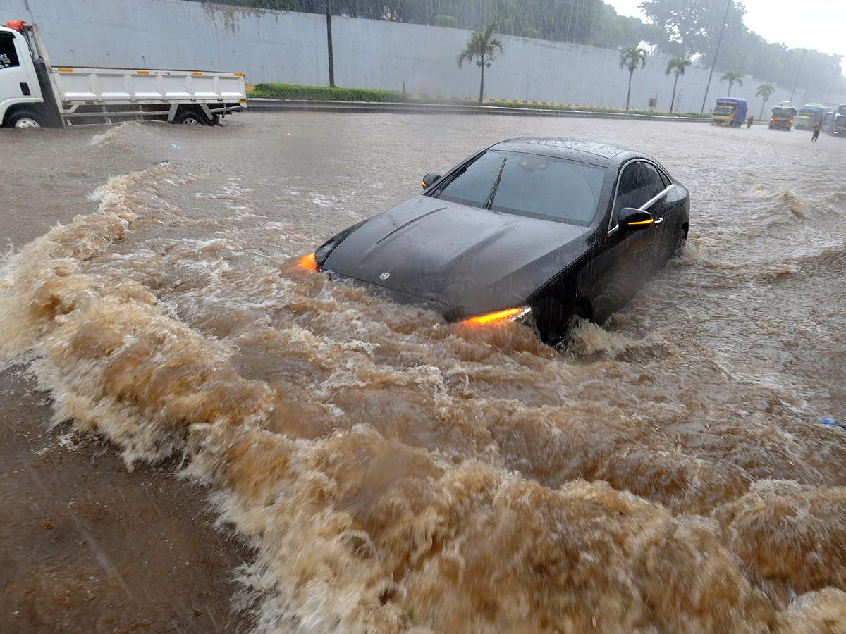 Mobil Kejebak Banjir? Jangan Langsung Dinyalain Kalau Gak Mau Boncos!